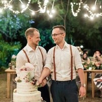 Bagaimana dengan pria? Sesuai dengan tren pernikahan 2018 yang lebih simpel, para pria juga diramalkan banyak meninggalkan dasi untuk kesan laid-back. Foto: Pinterest