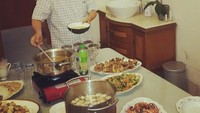 Sebelum menghadiri acara di Monas, Jusuf Kalla terlihat sedang menikmati makanan Indonesia enak di rumahnya. Wah, ada udang, ayam hingga beberapa makanan lainnya. Foto: Istimewa