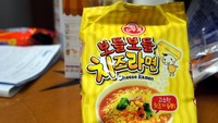 Ramyeon dengan tambahan keju juga jadi favorit di Indonesia. Yang satu ini Cheese Ramen dari Ottogi. Selain mie, tiap kemasan berisi bubuk keju, bubuk kaldu dan sayuran kering. Rasanya yang gurih khas keju tentunya disukai para pencinta keju. Foto: Istimewa