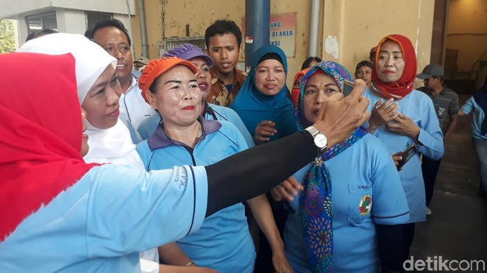 Pedagang Curhat ke Khofifah Soal Harga Sembako yang Mahal