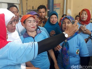 Pedagang Curhat ke Khofifah Soal Harga Sembako yang Mahal