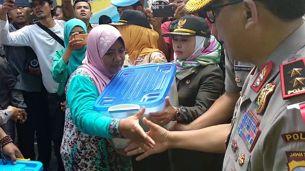 Kapolda Jatim memberikan bantuan kepada korban banjir