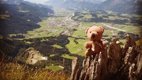 Tempat-tempat yang telah dikunjungi Peep, mulai dari Malta, Islandia, Spanyol, London, Austria, Swiss, Belanda, Italia dan masih banyak lagi. (teddybearabroad/Instagram)