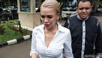 Kekasih Dipo Latief itu berharap laporannya segera masuk ke pengadilan agar cepat selesai. Foto: Ismail/detikHOT