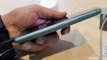 Sementara untuk Xperia XZ2 Compact layarnya berukuran 5,0 inch dan memiliki aspek rasio 18:9 serta resolusi Full HD+ dan HDR. (Foto: detikINET/Achmad Rouzni Noor II)