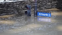 Banjir merendam jalan-jalan di Louisville, Kentucky, Senin (26/2). REUTERS/John Sommers II.