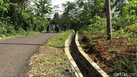 Jarak tempat kejadian dengan Masjid Nurul Iman sekitar 20 meter. Rian waktu itu selesai mengajar ngaji di masjid tersebut. Area pemukiman warga tidak begitu jauh. 