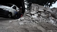 Pantauan di lokasi, nampak muatan truk berupa hebel sudah tersusun rapi di pinggir Jalan DI Panjaitan arah Tanjung Priok.