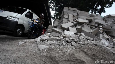 Truk yang Terguling Dievakuasi, Lalin di DI Panjaitan Normal