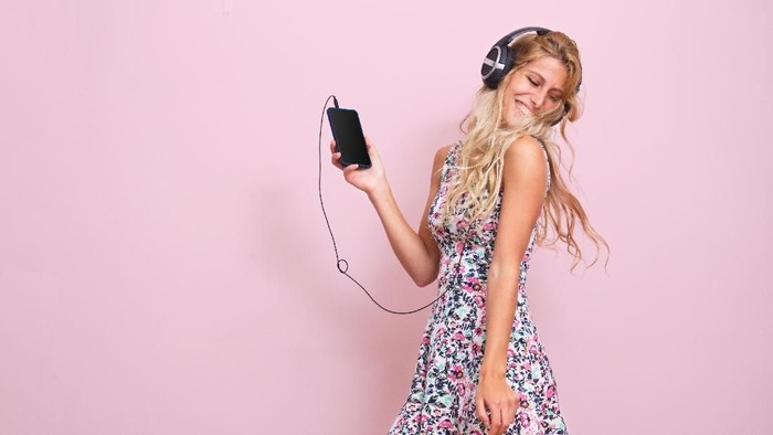 Cara menyimpan charger dan earphone. Thinkstock. Cara menyimpan charger dan earphone. Thinkstock.