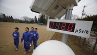 Foto: Lain lagi cerita pelajar di SD Omika yang hanya berjarak 13 mil dari pembangkit tenaga nuklir Fukushima Daiichi yang lumpuh karena tsunami Jepang. Mereka harus melewati dan berhati-hati dengan radiasi nuklir. (Toru Hanai/Reuters)