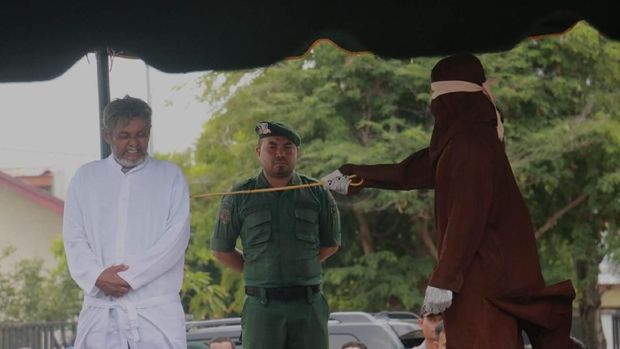 Pasutri di Aceh Dicambuk karena Berjudi, Warga Rekam dengan Hp