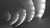 Cahaya alami yang masuk dari lubang di bagian atap masjid. Menimbulkan kesan yang artistik dan ajaib (Fluid Motion Architects)