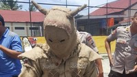 Pria berkarung goni ini menerobos penjagaan Mako Satuan Brimob Polda Sulteng di Palu pada 26 Februari 2018 siang. Dia kemudian dihentikan oleh anggota piket dan anggota melakukan pemeriksaan terhadap pelaku (Dok. Istimewa)