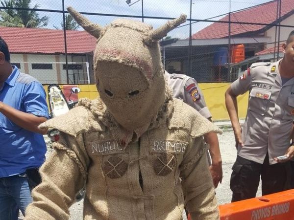 Sosok Acong Batman Karung Goni yang Terobos Markas Brimob