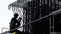 Pekerja terus mengebut dan menyelesaikan proses pembuatan rangka tiang pancang.