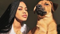 Perempuan dan anjing peliharaannya ini sama-sama berpose dengan wajah fierce.