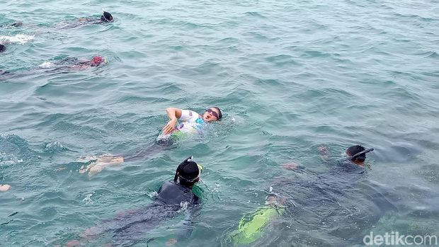 Kembali Berkantor di Kep Seribu, Sandiaga Renang di Jembatan Cinta