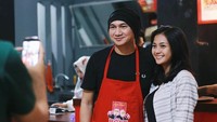 Penyanyi bernama asli Erdian Aji Prihartanto ini baru saja membuka resto ayam dan bebek goreng pedas. Ini pose Anji saat pembukaan cabang restonya di Purwokerto. Foto: Instagram duniamanji