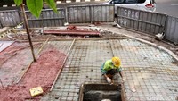 Trotoar itu dikerjakan secara 24 jam.