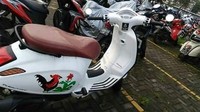 Sudah punya helm gambar ayam jago? Lengkapi juga dengan motornya yang berlukis ayam jago. Siap-siap jadi perhatian publik di jalan raya ya. Foto: Istimewa