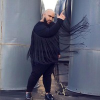 Bak fashion blogger, Arcadio percaya diri berpose dan berbusana high fashion.  Foto: Instagram