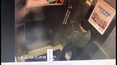 Foto: Nakalnya Bocah China yang Kencing di Lift