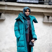 Inpirasi gaya hijabers dengan high-top sneakers. Style hacks: layering dengan tone yang sama untuk penampilan yang aman. Foto: Istimewa