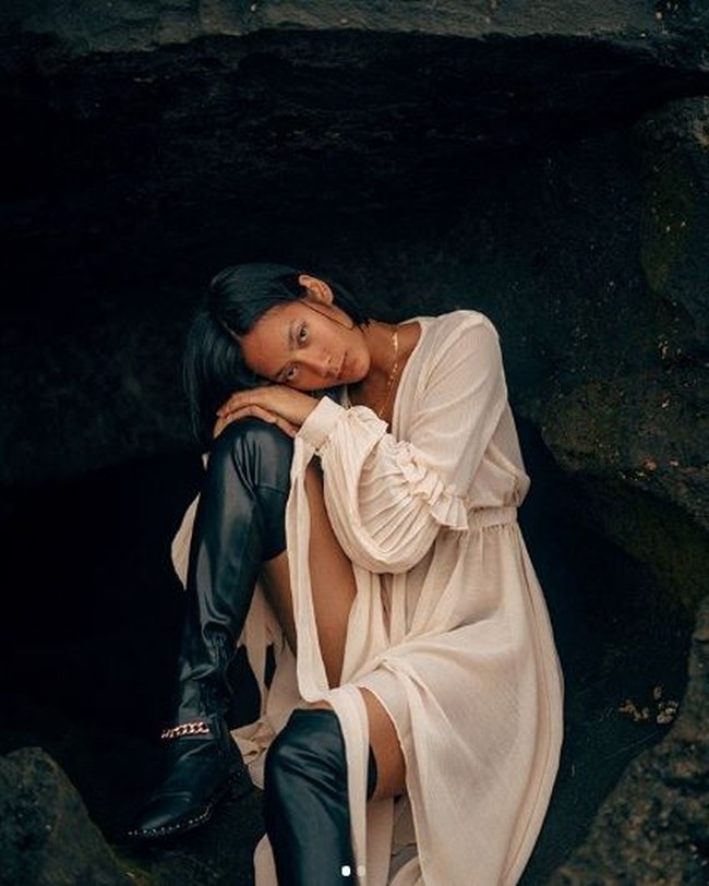 Tara Basro adalah salah satu artis Indonesia yang terkenal dengan kulit eksotis yang dimilikinya. Tak hanya itu saja, Tara juga sering membagikan pesan mengenai body positivity di media sosialnya. Menurut Tara Basro, apapun warna kulitmu, kamu tidak perlu merubahnya dan hanya perlu mencintainya. Foto: Dok. Instagram/tarabasro