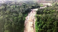 Pembangunan jalan perbatasan Kalbar tersebut ditargetkan bisa tembus seluruhnya pada tahun 2019. Pembangunan yang dilakukan berupa pengaspalan, perkerasan tanah, pembangunan jembatan, dan untuk pembukaan jalan yang masih berupa hutan bekerjasama dengan Zeni TNI AD. Pool/Kementerian PUPR.