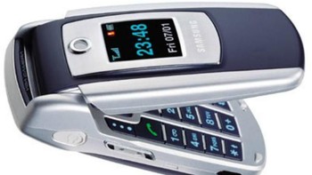 Samsung SGH-E700 memiliki fitur ringtone polyphonic dan juga kamera VGA. Namun yang paling menariknya adalah bisa bertahan selama 230 jam dengan kapasitas baterai 780 mAh. Foto: istimewa