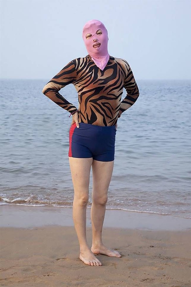 Matching nggak matching antara topeng dan baju renang bukan masalah. Yang penting kulit terlindung maksimal. Foto: Istimewa