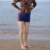 Matching nggak matching antara topeng dan baju renang bukan masalah. Yang penting kulit terlindung maksimal. Foto: Istimewa