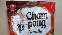 Champong dari Nongshim adalah versi mie instan dari champong (mie seafood) ala Korea. Tekstur mie-nya agak tebal dengan kaldu gurih khas seafood. Ada juga sedikit jejak pedas yang enak. Foto: Istimewa
