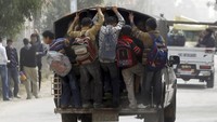 Foto: Seperti inilah pelajar di Desa Ibsheway el-Malaq, Gharbi, di Kairo menuju sekolah. Mereka harus bergelantungan di belakang mobil untuk menuju sekolah (Amr Abdallah Dalsh/Reuters)