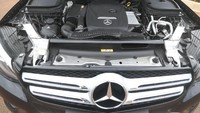 GLC 200 Exclusive dibekali mesin berkapasitas 2.000 cc empat silinder segaris dengan teknologi Twin Turbocharger. Dengan mesin itu mobil bisa berlari setara dengan 184 daya kuda pada putaran 5.500 rpm dan torsi maksimal 300 Nm per putaran antara 1.200-4.000 rpm. Trasmisinya sudah mengusung 9 percepatan otomatis 9G-TRONIC. Foto: Grandyos Zafna