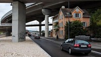 Rumah ini terletak persis di bawah flyover. Istimewa/Boredpanda.