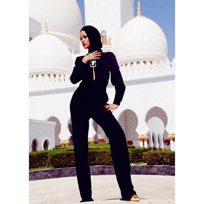 Rihanna bahkan pernah berpose di Masjid Agung Sheikh Zayed lengkap dengan busana tertutup dari ujung rambut hingga kaki. Namun, karena posenya yang dianggap tidak pantas dengan kesucian masjid, ia diusir oleh pihak masjid. Foto: Instagram
