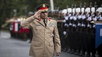 Dekrit Raja Salman soal perombakan besar-besaran dalam tubuh militer dan birokrasi sipil Saudi diumumkan kantor berita Saudi Press Agency (SPA) pada Senin (26/2) malam. Salah satu yang dicopot yakni Kepala Staf Militer atau Panglima Angkatan Bersenjata Saudi, Jenderal Abdurahman al-Bunyan. SPA menyebut masa baktinya dihentikan. Al-Bunyan kini menjadi penasihat Pengadilan Kerajaan Saudi. Foto: Twitter/@MbKS15