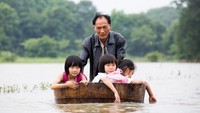 Foto: Untuk menuju sekolah, pelajar di Duchang, Provinsi Jiangxi, China harus menaiki bak kayu yang nantinya akan didorong oleh pria dewasa. (Stringer/Reuters)