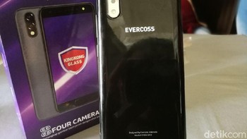 Di bagian belakang, kamera U50A Max punya resolusi 13 MP + 2 MP. Keduanya bekerja secara simultan, dimana kamera utama menangkap hasil yang difokuskan, sementara yang kedua untuk hasil blur. Ketika dikombinasikan, maka kameranya akan menangkap hasil gambar bokeh. (Foto: detikINET/Muhammad Alif Goenawan)