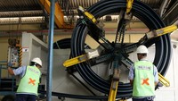 Selain pipa air, pabrik ini juga memproduksi pipa kabel.