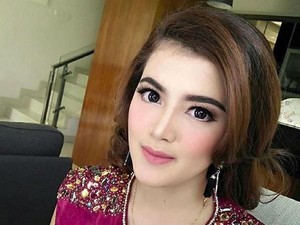 Tania Putri Si Kutu Buku Kepompong Lulus S2, Dipuja-puji Netizen