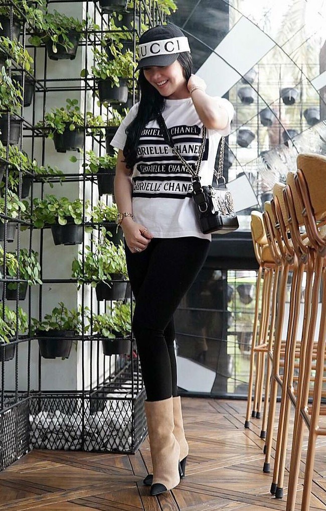 Tampil sangat casual dengan gaya monokrom, Syahrini memadupadankan legging hitam dan kaus Chanel bertuliskan nama pendiri brand tersebut Gabrielle Chanel. Kaus ikonik itu dijual di situs Chanel seharga Rp 12,8 juta. Foto: Instagram