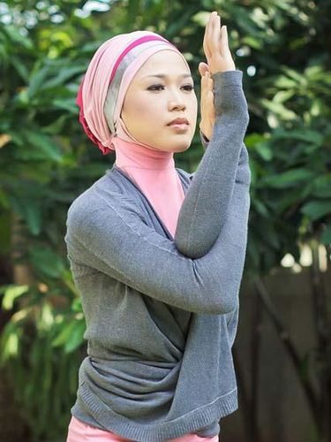 Tips Pilih Hijab untuk Yoga ala Lisa Namuri