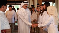 Kader-kader Gerindra kompak berkemeja putih khas partai tersebut saat menyambut Dubes Qatar.