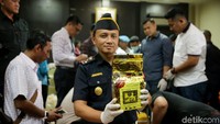 Kepolisian juga mendalami keterkaitan pengiriman sabu 1,6 ton sabu ini dengan temuan 1,3 ton sabu yang sebelumnya juga ditemukan aparat penegak hukum.