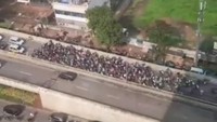 Dalam beberapa kejadian, pemotor nekat lawan arus untuk menghindari razia. (Foto: Instagram Henu Akbar)
