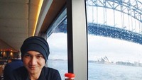 Liburan ke Sydney, Anji tetap tak melewatkan sambal buatan ibunya. Anji menulis, Di Indonesia, di Sydney atau di mana-mana, @sambelpyaaar buatan Ibu saya juaranya. Foto: Instagram duniamanji