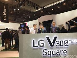 Menggenggam Ponsel Premium LG V30S ThinQ